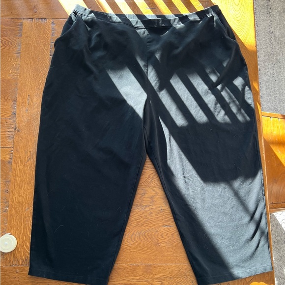 LL Bean women's black cropped pants 3x, great condition, smoke free home. - Picture 4 of 11